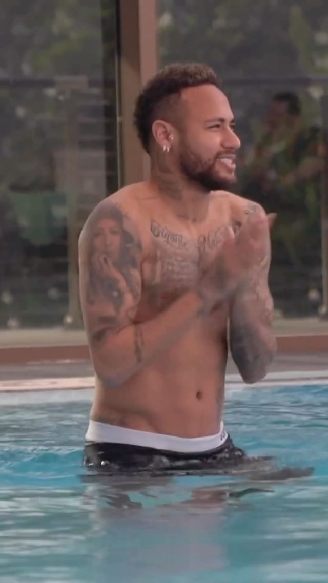 Neymar na piscina